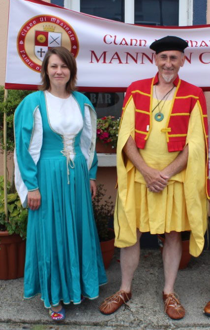 nat_clothing's tweet photo. Typical #Irish male and female clothing. Woman is in white #léine tunic with heavy #gúna dress on top. Man is in typical yellow léine lifted up through a #crios (belt) to knee level, red #ionair jacket with typical designs, and hat/cap #bairéad which is the same as a berret https://t.co/rQYxojPwr4