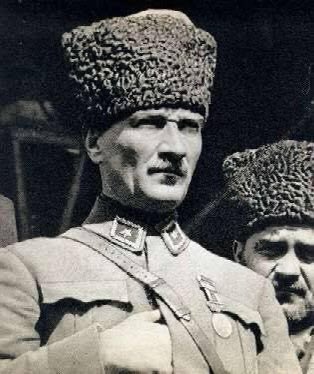 GuneyPehlevan's tweet photo. Kurtuluş Savaşımızı tarihte eşi benzeri görülmemiş bir zaferle taçlandıran, her aşaması vatanseverlik ve kahramanlık destanlarıyla dolu 30 Ağustos Zaferimizin 100. yılı kutlu olsun. #30Agustos #ZaferBayramı https://t.co/beIFs5zFML