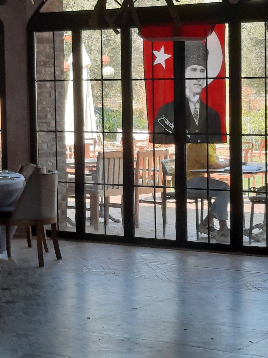 ferzanlsu's tweet photo. mekandayım, roket takımı asmış bayrakları #SonYaz https://t.co/0cc5T4yH2e