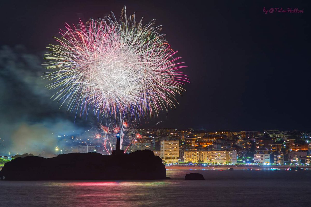 TatsuHattori's tweet photo. Esta es mi foto preferida de los #FuegosArtificiales 🎆 en Santander- Cantabria - @spain 

¿Compartes en hilo la tuya? 📷

⬇️

¡Feliz día de los Santos Mártires! https://t.co/IvdACzbQC8