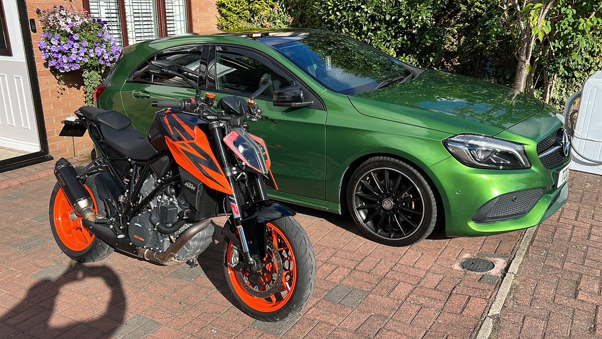 Happytoffee03's tweet photo. When you’ve got a late start at work, it’s dry & bright…which one #2wheelfun https://t.co/3vRkfHO8Iw