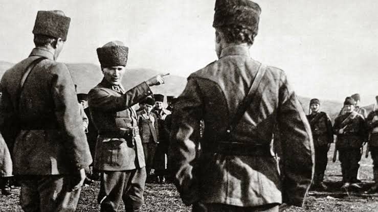 Akif’in “şüheda fışkıracak toprağı sıksan, şüheda!” dediği vatan toprağını kanımızla son kez suladığımız Kurtuluş Savaşı ve eşsiz zaferimizin yıl dönümünde, Atatürk ve Türk’ün yenilmez ordusunu saygı ve minnetle anıyoruz. 

#30Agustos Zafer Bayramı Kutlu Olsun!