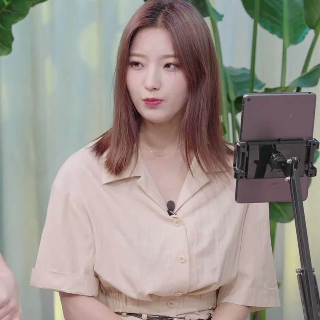 baghyoj17276900's tweet photo. ✨ #프로미스나인 #이새롬 #fromis9 #saerom 
✨ 네이버나우 한여름밤의 프로미스나인  
✨ 루에브르 LOEUVRE Crease Bending Shirt [₩139,000]
✨ 루에브르 LOEUVRE Crease Wide Pants [₩139,000]

#fromisnine #fromis_9 #leesaerom #프로미 #fromi #송하영 #박지원 #노지선 #이서연 #이채영 https://t.co/tMk7MTqZfp