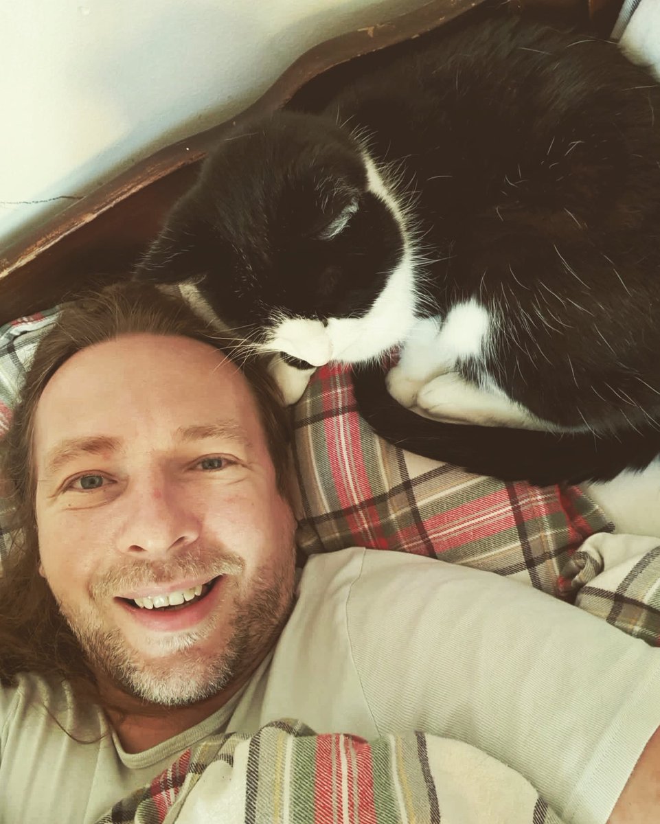 THECALL1111's tweet photo. Morning vibes with the assistant 🌞🐱 #cat #kitten #morning #wakeup #producer #cuddle #love https://t.co/9iZwrGiWCt