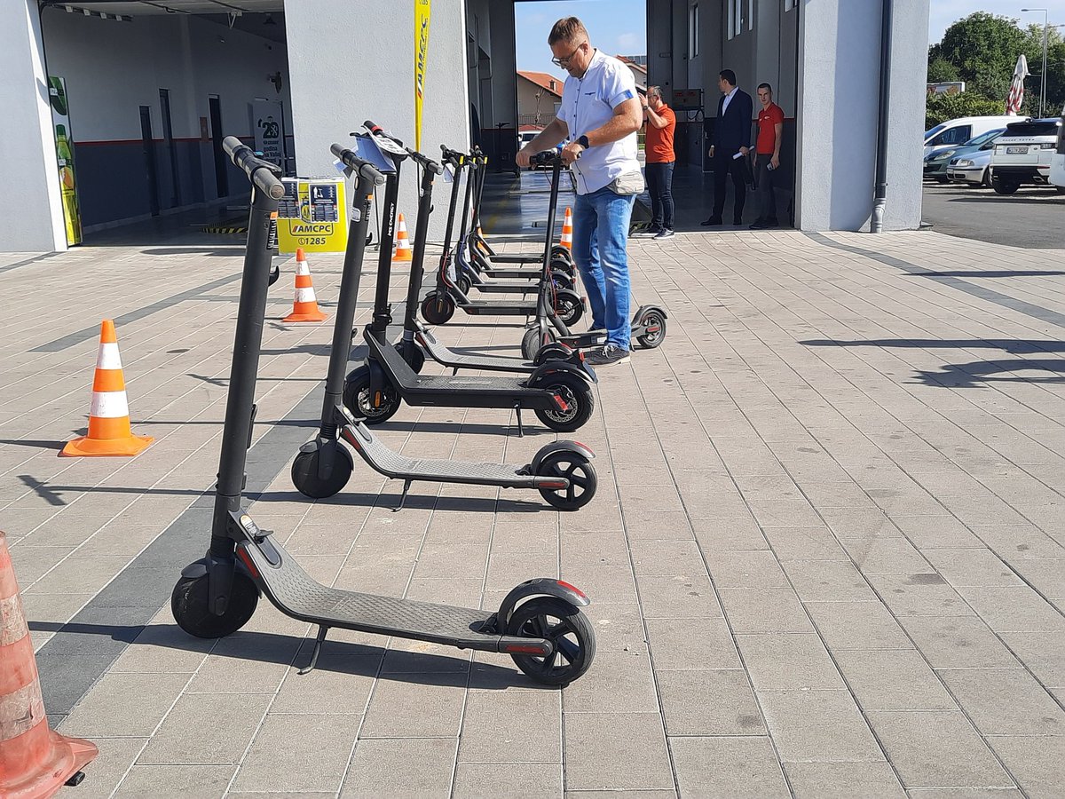MoravacNevena's tweet photo. Započeta primjena pravilnika za korištenje električnih trotineta u Republici Srpskoj. 
#unatv #unabih #unaworld https://t.co/BiQym8Pcv3