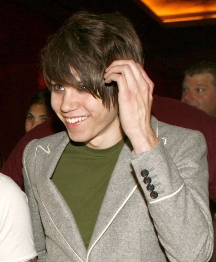 Ryan ross livejournal bot says: happy birthday ryan!! :D 