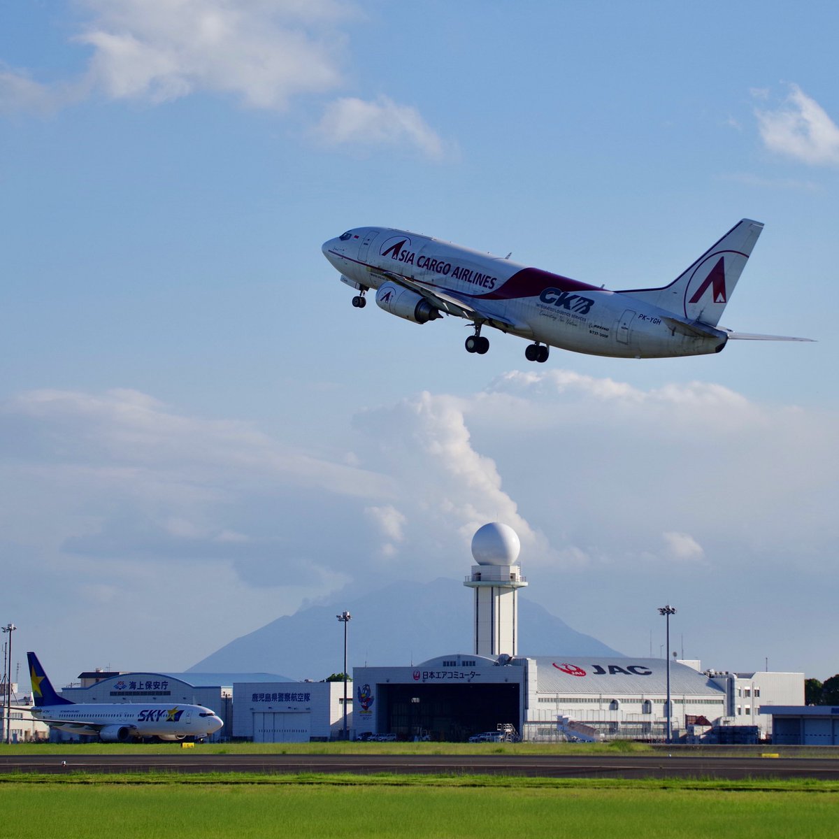 luv_penta's tweet photo. 珍客と桜島
#asiacargo_airline 
#鹿児島空港 https://t.co/YssdroNhlp