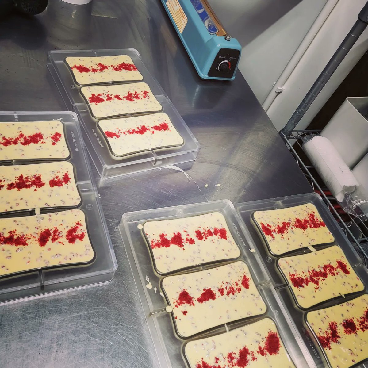 chrishousechocs's tweet image. As simple as a white chocolate raspberry bar but as delicious as you can get 😋 😉 😍🤩

#handmadeuk 
#westonsupermare 
#chocolatetempering 
#chocolatecraft 
#chocolate