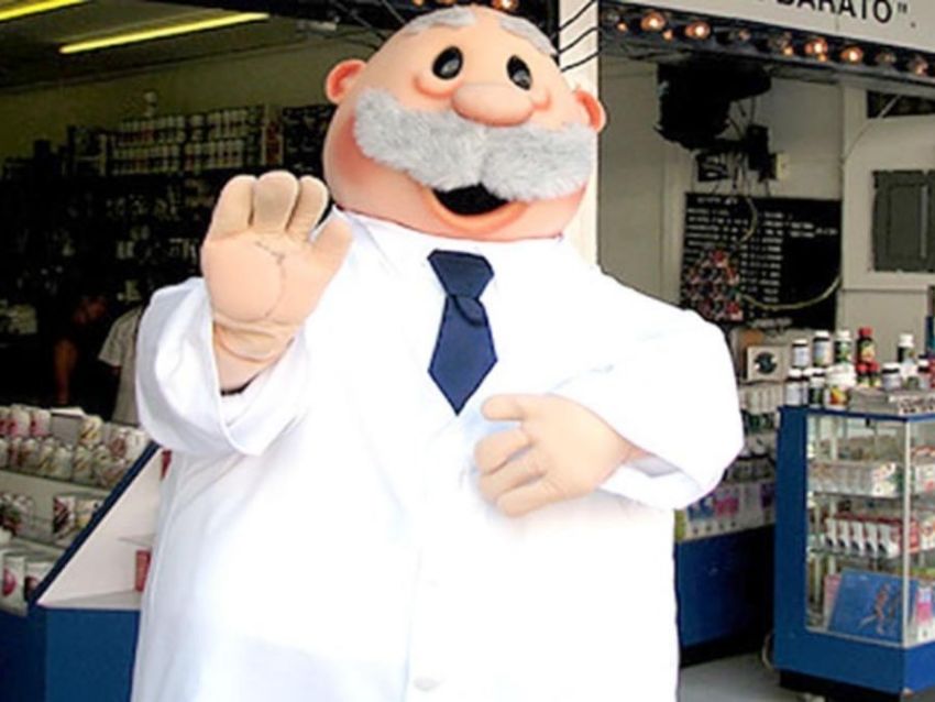 BotRandomYT's tweet photo. Kalcifer Vallarta ahora se dedica a ser Botarga de Doctor Simi https://t.co/O1Zhk8o2a7