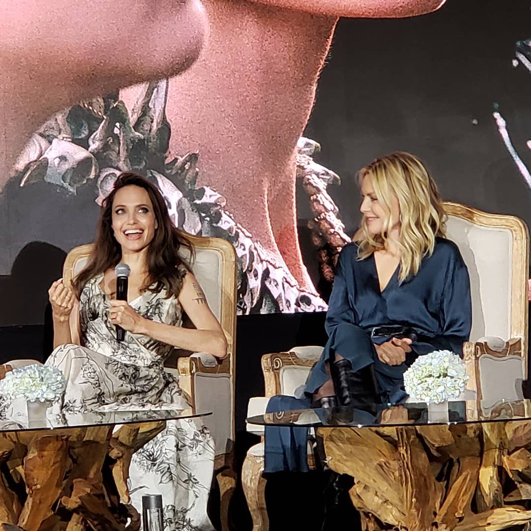 angeltresjolie_'s tweet photo. 📷2019 | #AngelinaJolie, #ElleFanning and #MichellePfeifer at the press junket of Maleficent MOE. https://t.co/2jO00dbxFl
