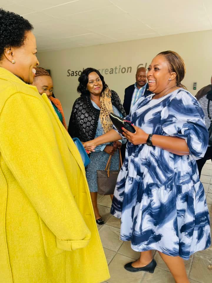 MpumalangaGov's tweet photo. Mpumalanga Premier, along with other government dignitaries attending the launch of Sasol’s Bridge to Work Programme in Secunda. The programme seeks to capacitate young people with necessary skills to increase their chances of finding employment or starting their own business. https://t.co/7HoHRzGhz5