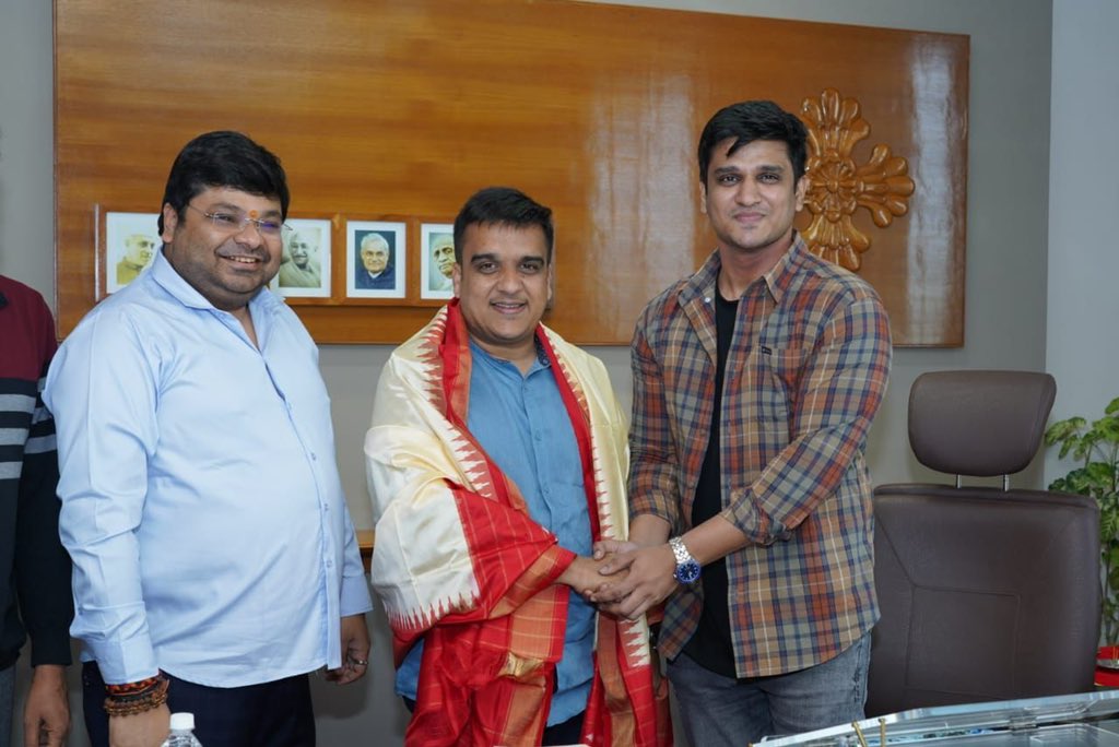 Ragalahariteam's tweet photo. @actor_Nikhil and producer @AbhishekOfficl Met @sanghaviharsh today at Gandhinagar office.
#Karthikeya2 #krishnalstruth #Karthikeya2Hindi https://t.co/dNqr0SviUa