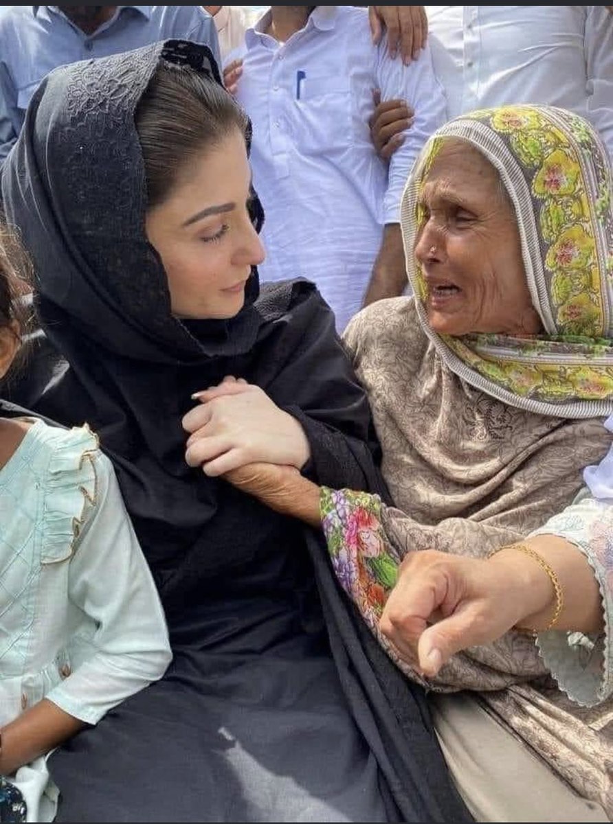 SiyasiHalchal's tweet photo. ان دونوں خواتین کی عمر برابر ہے لیکن پیسہ اور میک اپ عمر کو چھپا دیتے ہیں
#pdmsellingpakistan
#Pakistan
#FloodsInPakistan
#MaryamNawaz https://t.co/ZEN9l328Hn