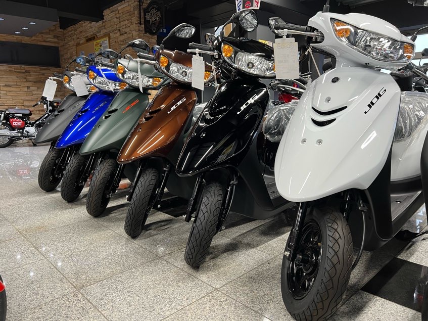 umedia_atsugi's tweet photo. 皆さんこんにちは！ユーメディア厚木です！
本日ご紹介させていただく車両は、ヤマハの50㏄スクーターJOG・JOG DXです！
詳細はこちら　↓　↓　↓
https://t.co/RI51a5aqlY

#ユーメディア #YAMAHA #ヤマハ #JOG #JOGDX #bike #bikelife #バイクのある暮らし #バイク好きな人と繋がりたい https://t.co/zFd99v0NzC