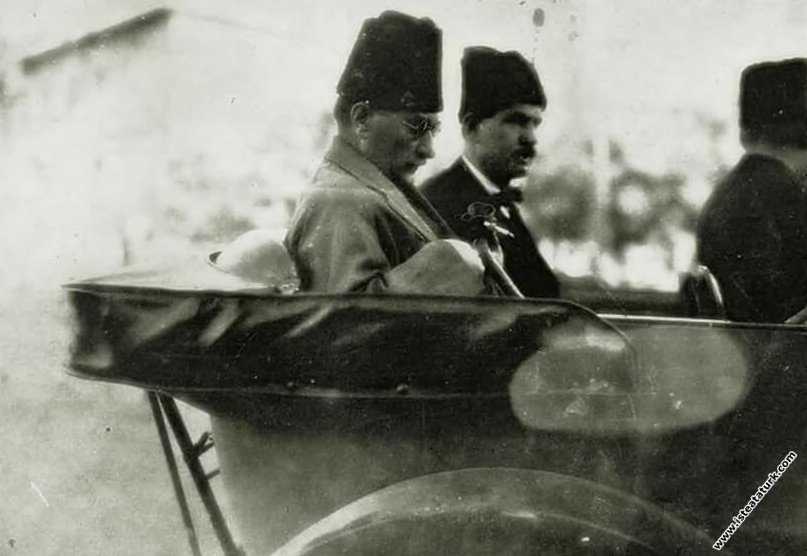 Bundan tam 100 yıl önce, 30 Ağustos'un ilk saatlerinde, Afyon Belediye basında bir gaz lambasının aydınlattığı odada Mustafa Kemal, Mustafa İsmet ve Mustafa Fevzi, Anadolu'daki bin yıllık Türk tarihini yeniden şekillendirdi.

Gelin anlatayım...
#ZaferinAdı30Ağustos