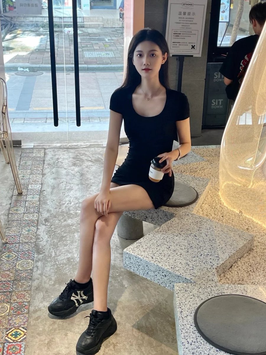 Sturt1O's tweet photo. 说明一下，本女王并非无门槛。女王收男m要求话忠诚，一主一狗不能多主，口嗨和未成年就别打扰了。要有素质，年龄25以上。#同城 https://t.co/NSvlLJlQmi