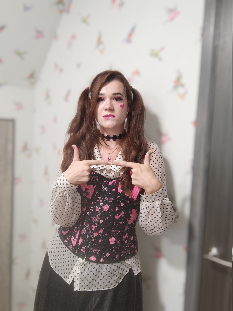 LelikTalks's tweet photo. Me trying Draculaura's makeup 😘🧛‍♀️

https://t.co/jPhCd9z5zk https://t.co/OyOr7WqPsJ