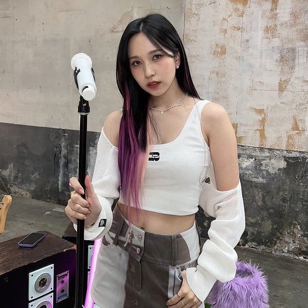 OT9FILES's tweet photo. the extensions on her >> #MINA https://t.co/l6XmsGjHZ6