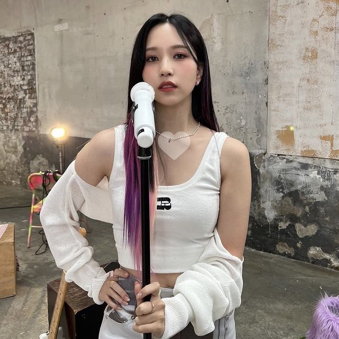 OT9FILES's tweet photo. the extensions on her >> #MINA https://t.co/l6XmsGjHZ6