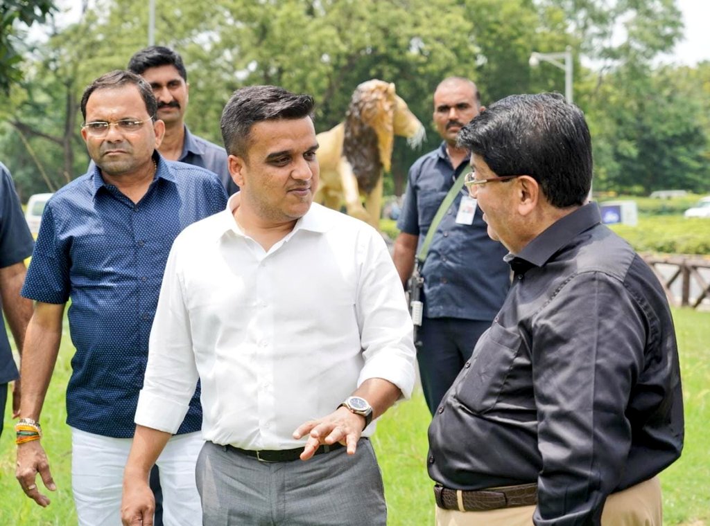 sanghaviharsh's tweet photo. ગીરની પ્રતિકૃતિ બની ગાંધીનગરનું નવું નઝરાણું

આજરોજ ગાંધીનગરના પ્રસિધ્ધ ઇન્દ્રોડા સર્કલ પાસે રિલાયન્સ ઇન્ડસ્ટ્રીઝ દ્વારા સી.એસ.આર. પ્રવૃત્તિ હેઠળ નિર્મિત ગુજરાતના સાવજ એશિયાટીક લાયનની જીવન શૈલી (1/2) https://t.co/D576fqhxzE