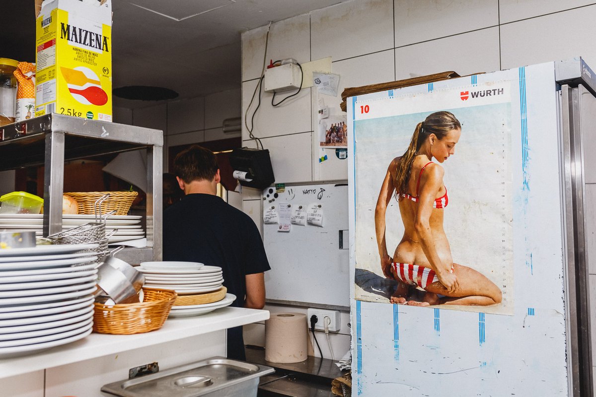 PatataSanta_Mag's tweet photo. Cocinas diminutas con mucho flow donde se preparan más arroces de los que puedas contar: #LaTascadelPort en @AjArenys, uno de los protagonistas de la nueva historia que tenemos en el horno. 
Fotos: @mahuci https://t.co/FtqU8bjG9N