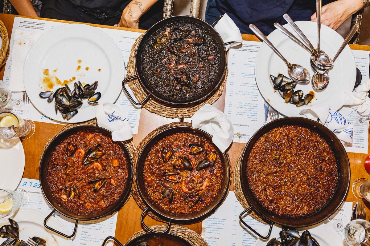 PatataSanta_Mag's tweet photo. Cocinas diminutas con mucho flow donde se preparan más arroces de los que puedas contar: #LaTascadelPort en @AjArenys, uno de los protagonistas de la nueva historia que tenemos en el horno. 
Fotos: @mahuci https://t.co/FtqU8bjG9N