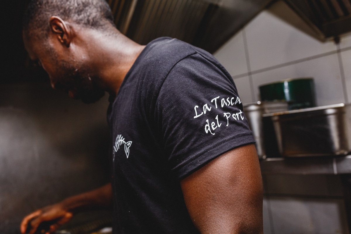 PatataSanta_Mag's tweet photo. Cocinas diminutas con mucho flow donde se preparan más arroces de los que puedas contar: #LaTascadelPort en @AjArenys, uno de los protagonistas de la nueva historia que tenemos en el horno. 
Fotos: @mahuci https://t.co/FtqU8bjG9N