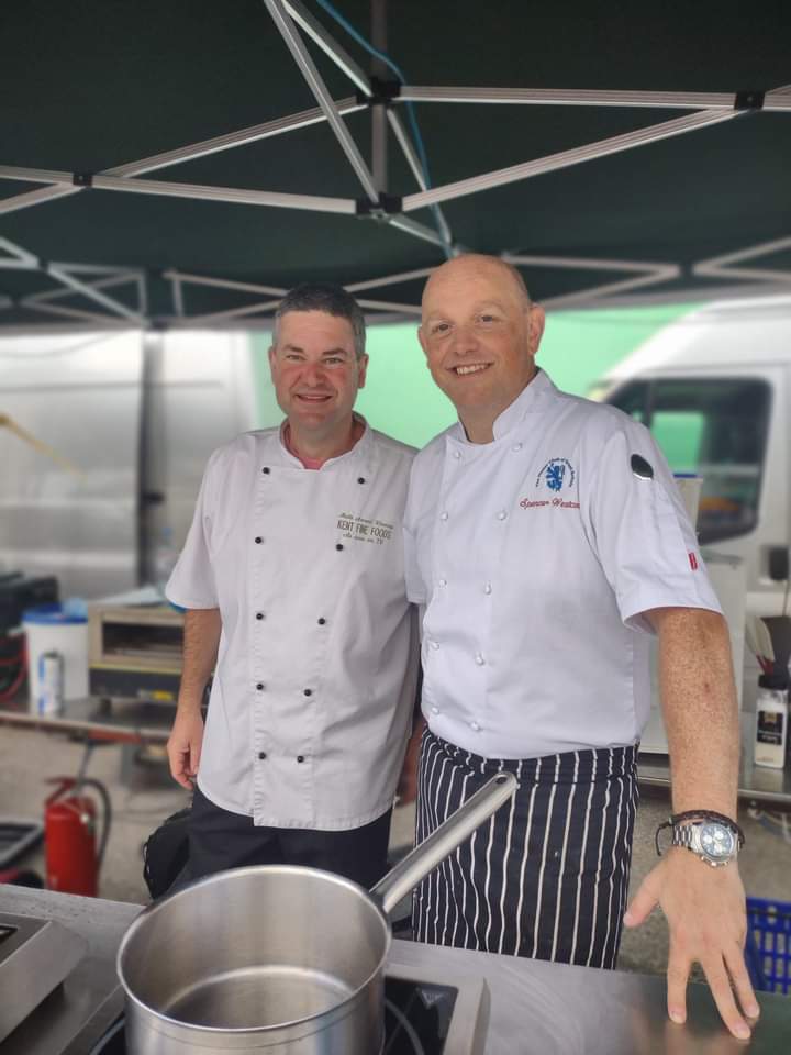 KentFineFoods's tweet photo. And this Sunny Weekend π
@TonFoodDrinkFes
It's off to do my #HostingBit
ON THE #CookeryTheatre ππ..
Omelette Challenge π³ @SpenceWestcott @dots_miss @HoneybellR @LemonBites @longtailcider The Big Festival Quiz.
Producer Interviews & lots more...
*Free Event* See You There π¨βπ³ https://t.co/yYszJxJI5z