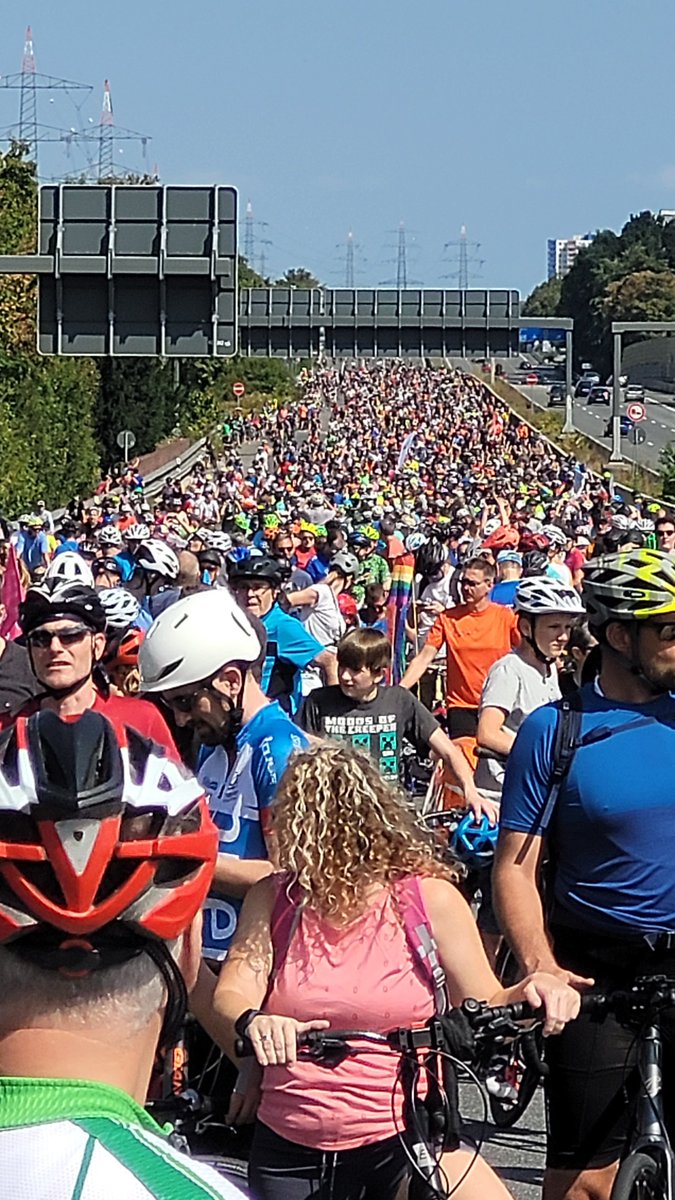 Thousands of cycling protesters take over German motorway 

The 36km protest forms part of a bid to secure more cycling infrastructure, including a state-wide bike network, improved road safety measures and tougher action on climate change
road.cc/295581 #cycling