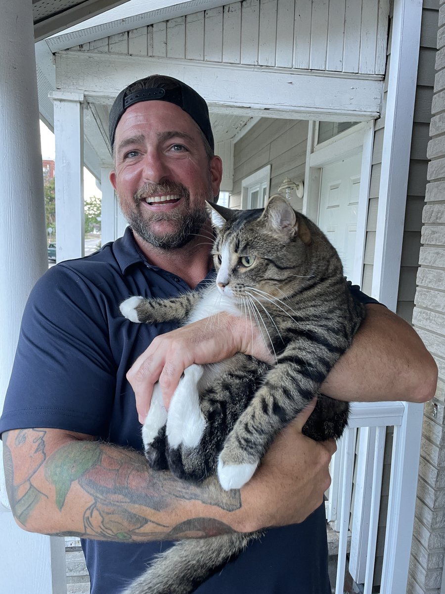 CameronKroetsch's tweet photo. We met so many engaged neighbours, and their furry friends, in the North End last night. We’ll be signing folks up for September door knocking, starting today. Join us by visiting https://t.co/XanZJCvV0R. #HamOnt #CatsForCameron https://t.co/z3emotw9n6