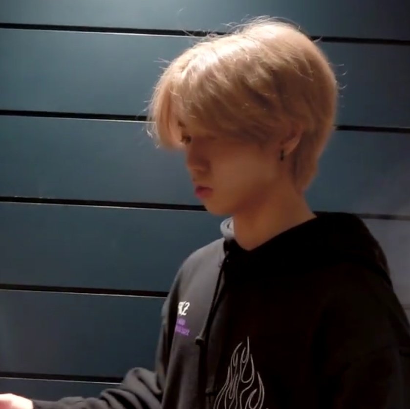 jizungthings's tweet photo. skz r better than me if i was around this guy every day id fall in love in no time https://t.co/YAZURolfhS