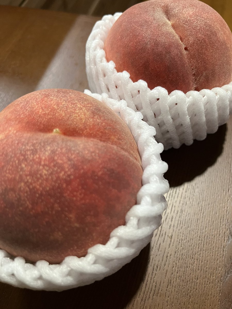 emem5296's tweet photo. 今日は久しぶりに仕事が早く終わったのでお買い物♬（スーパー以外で）1キロ500円の枝豆と200円の桃🍑を購入〜美味しそ🤤
#本町むさしや本店 https://t.co/82GkBa9HVL