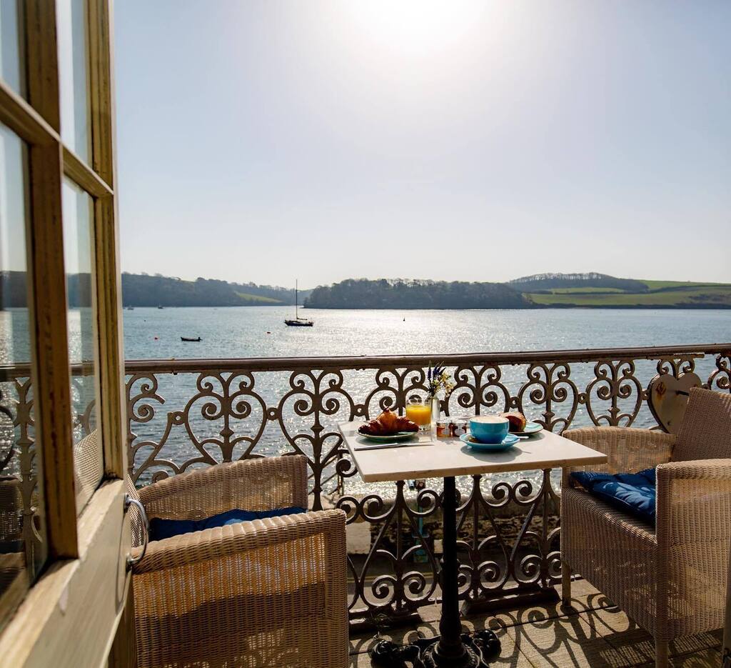 Breakfast with a view 💙
.
.

#stmawessights #stmawes #breakfast #breakfastwithaview #stmaweshotel #cornwall #lovecornwall  #roselandpeninsula #cornwallviews #swibest  #visitcornwall instagr.am/p/Ch4JFr8LmW7/