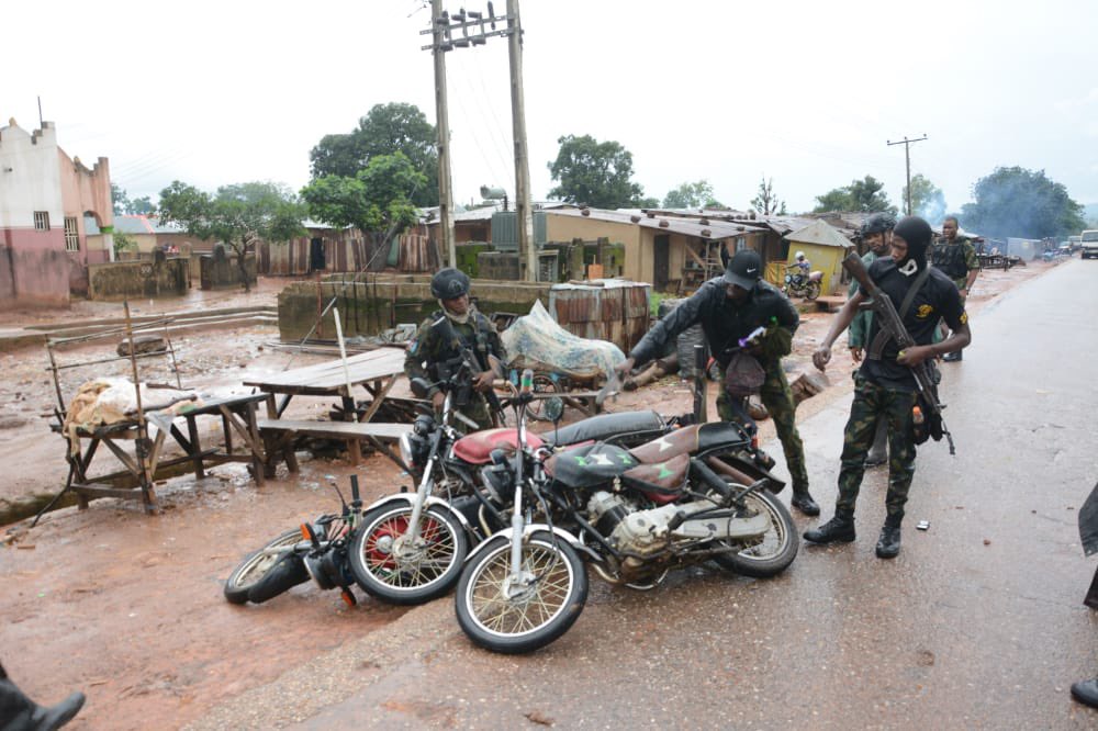 DejiAdesogan's tweet photo. JUST IN:Fighting patrol led by GOC 1 Division Nigerian Army, Maj Gen TA Lagbaja have cleared bandits in Buruku, Udawa, Manini, Birnin Gwari, Doka, Maganda, Kuyello & Dogon Dawa communities in #Kaduna state. Bandits neutralized & some captured alive, weapons & motorbikes recovered https://t.co/mKQgKxA1P9
