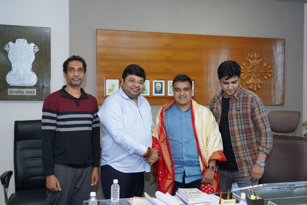 mallitimes's tweet photo. @actor_Nikhil and producer @AbhishekOfficl Met @sanghaviharsh today at Gandhinagar office.
#kalisudhir
#Karthikeya2 #krishnalstruth #Karthikeya2Hindi
@umasudhir https://t.co/acKuOZiLjY