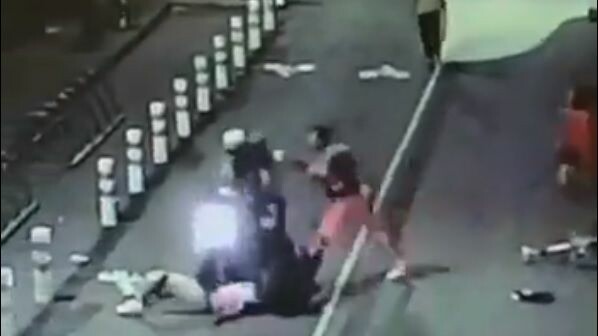 Vous êtes nombreux à nous signaler la vidéo d’une agression violente qui a eu lieu ce week-end à Toulouse impliquant 2 agresseurs et une victime. Une plainte a été déposée et la <a href="/PoliceNat31/">Police Nationale 31</a> mène l’enquête pour retrouver les auteurs. 
Merci pour #VosSignalements.