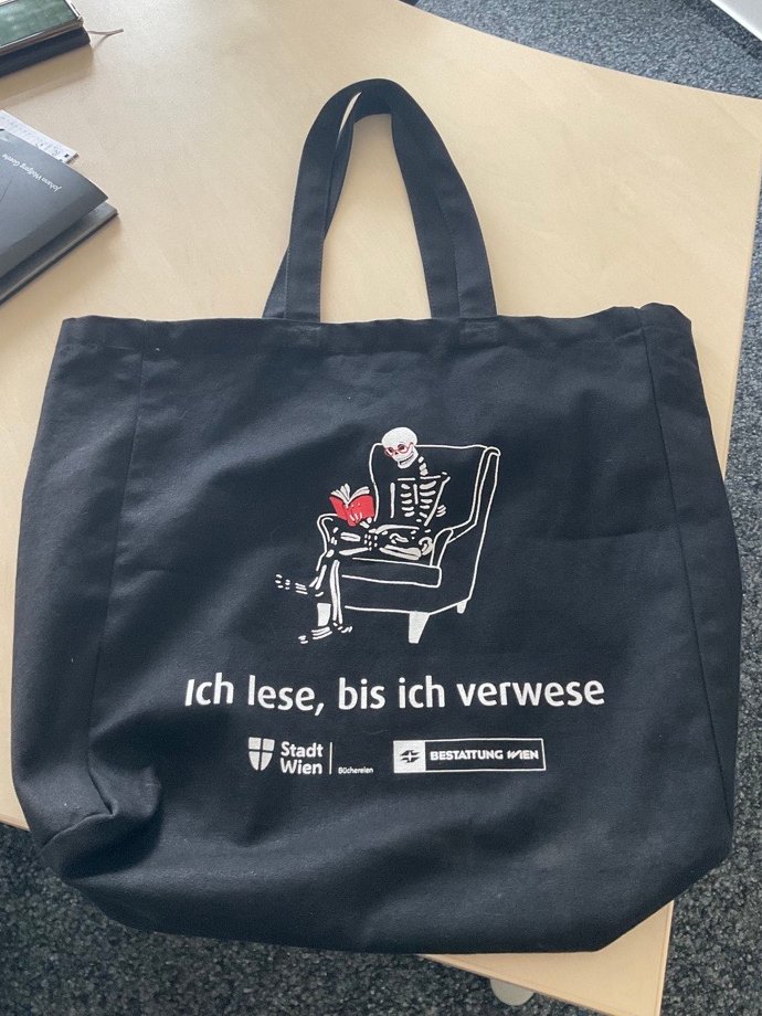 ubhagen's tweet photo. Woah! Unsere Kollegin @SusanneGoettker hat sie, DIE Tasche, die wir Bibliophilen alle haben wollen! Und sie sieht nicht nur auf Bildern gut aus - also die Tasche - sie fühlt sich auch richtig gut an, so richtig gut zum Bücherschleppen! @buechereiwien https://t.co/NSTE6O3NAq
