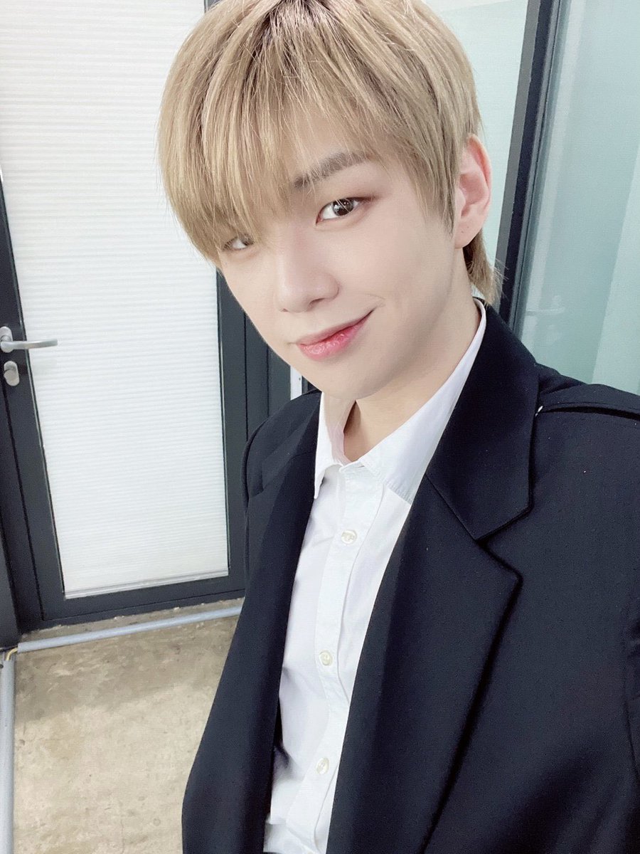 kay6458's tweet photo. 어제 컨디션이 갑자기 안좋아 놓친 다니티 생일 축하 번개 이벤트🎉🎉🎉  3년하고도 하루동안 같이 해줘서 고마워요. 우리 앞으로도 건강하고 행복한 덕질해요. RT해주시면 오늘 스맨파 끝나고 2명 추첨해서 다음 주에 보내드릴께요. (디자인은 살짝 바뀔수있고 직접만들어 좀 어설퍼요😅) https://t.co/3gv1UJACsS
