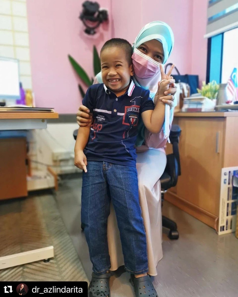 msumcmalaysia's tweet photo. Consultan Opthalmology #MSUMC Dr. Azlindarita @ Aisyah bersama pesakit-pesakit juling yg telah kembali dengan mata yang lurus, selepas pembedahan.

Juling boleh dirawat, bertemulah dengan doktor Pakar Mata anda untuk mendapatkan rawatan😊

#CaringHealingEducating
#Juling https://t.co/bwrHKGaW8D
