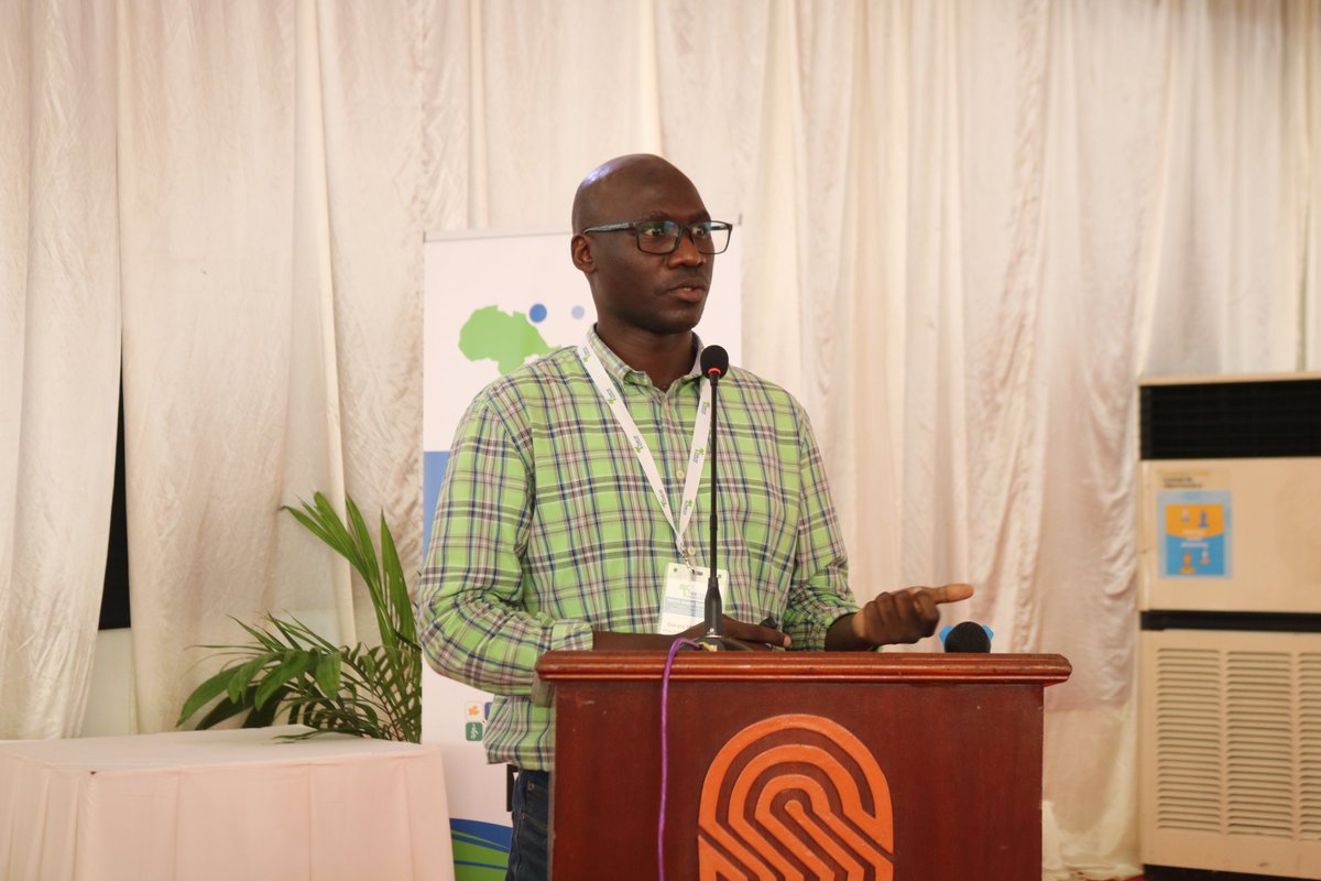 Dr. @GeraldGmboowa is an expert bioinformatician @AfricaCDC & honorary lecturer of #Bioinformatics @Makerere. He was key in championing bioinformatics training at MAK & is promoting genome sequencing & bioinformatics at the National Public Health Institutes (NPHIs) in Africa 🏆🥳