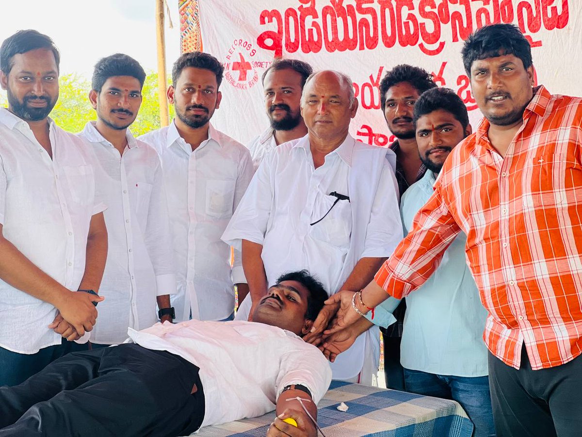 padyalas's tweet photo. నాగాయలంక మండలం లో నిర్వహించబడుతున్న మెగా వారోత్సవాలు లోని భాగంగా 5వ రోజు మర్రిపాలెం గ్రామంలో, పరిసర గ్రామాల యువత, మెగా అభిమానులు, భోగాది శివ విష్ణువర్ధన్, పద్యాల వెంకటప్రసాదు ,  బండ్రెడ్డి హరి సంయుక్త  నిర్వహించబడిన రక్తదాన శిబిరంలో 36 మంది యువత రక్తదానం  చేయడం జరిగినది... https://t.co/xJ8vEE1hLP