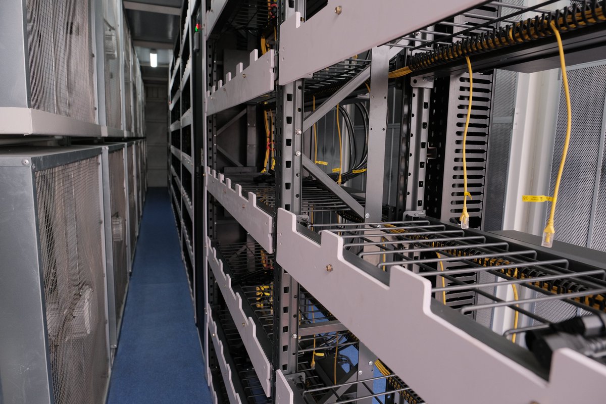 TheMinerbase's tweet photo. This is what the INSIDE of #MinerbaseAirCooling data center container looks like 👀😍

#cryptomining #datacentercontainer #cryptocurrency https://t.co/ZduCK0WGp2