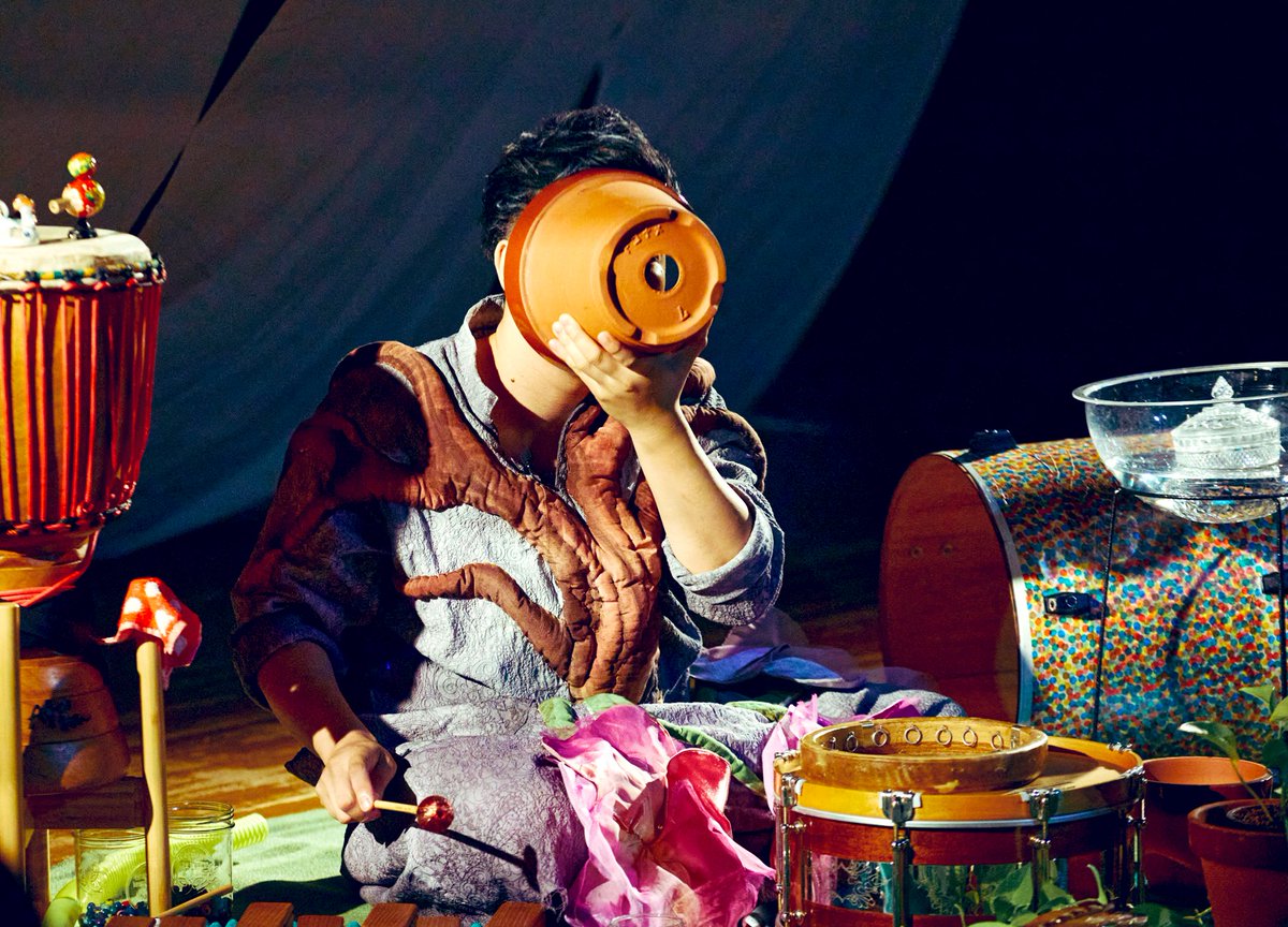 ugomekidrum's tweet photo. 昨日の「太陽のタネ」のお写真です！
友人のカメラマン持田薫くんに撮影して頂きました！

演奏ではなく、「音を出す役者」としての創作舞台。演出家の川口智子さん、映像の北川未来さんとのコラボレーション。
刺激的で、そして癒される、居心地のよい現場です☺️ https://t.co/s11PuNAXWR