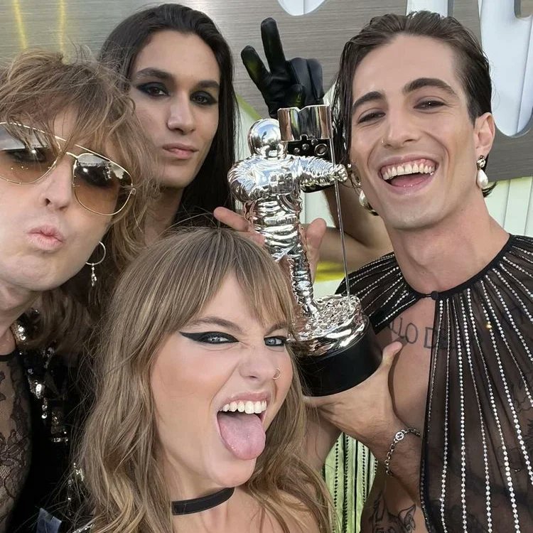 sorryzeropoints's tweet photo. @maneskinofficial win Best Alternative Video at MTV VMAs for their song #iwannabeyourslave
The #italian band were also nominated for Best New Artist & Group of the Year.
Their first #moonperson win
#måneskin was on @xfactoritalia
& won @Eurovision with the song #zittiebuoni https://t.co/kc1PrBb16U