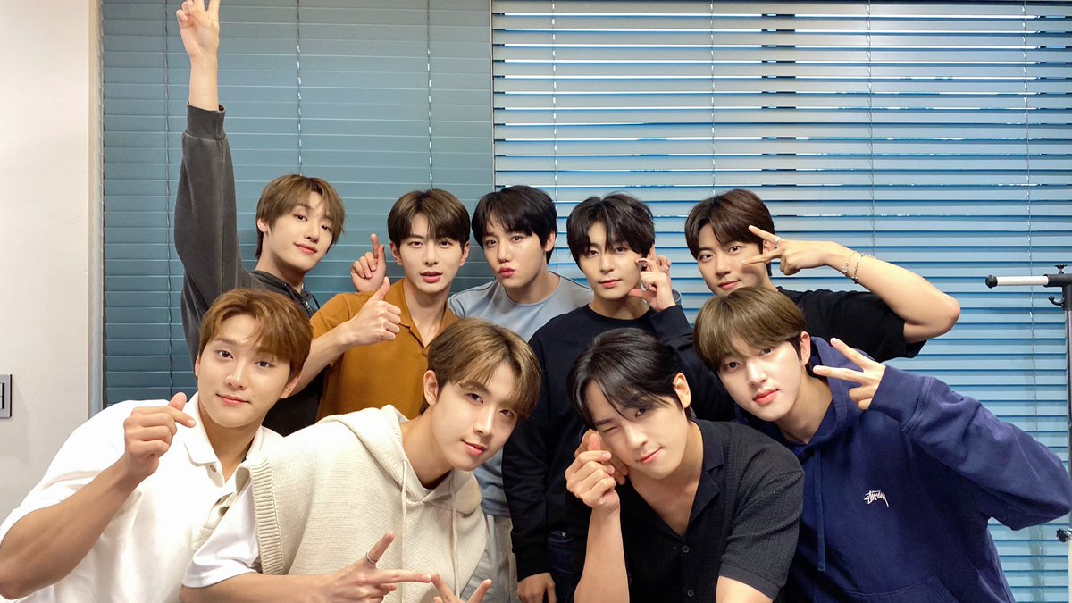 GoldenChild's tweet photo. [📸] 220830 골든차일드(Golden Child) 6th Mini Album [AURA] Video Call Event

니스를 만나고 골차는 화요병 퇴치 완료🔋
오늘도 골차와 함께 행복한 하루 보내요❤️

#GoldenChild #골든차일드  
#AURA #아우라 #Replay #리플레이      #GoldenChild_AURA #GoldenChild_Replay https://t.co/10uLUes9Hb