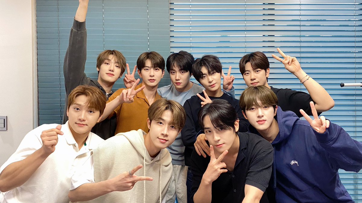 GoldenChild's tweet photo. [📸] 220830 골든차일드(Golden Child) 6th Mini Album [AURA] Video Call Event

니스를 만나고 골차는 화요병 퇴치 완료🔋
오늘도 골차와 함께 행복한 하루 보내요❤️

#GoldenChild #골든차일드  
#AURA #아우라 #Replay #리플레이      #GoldenChild_AURA #GoldenChild_Replay https://t.co/10uLUes9Hb