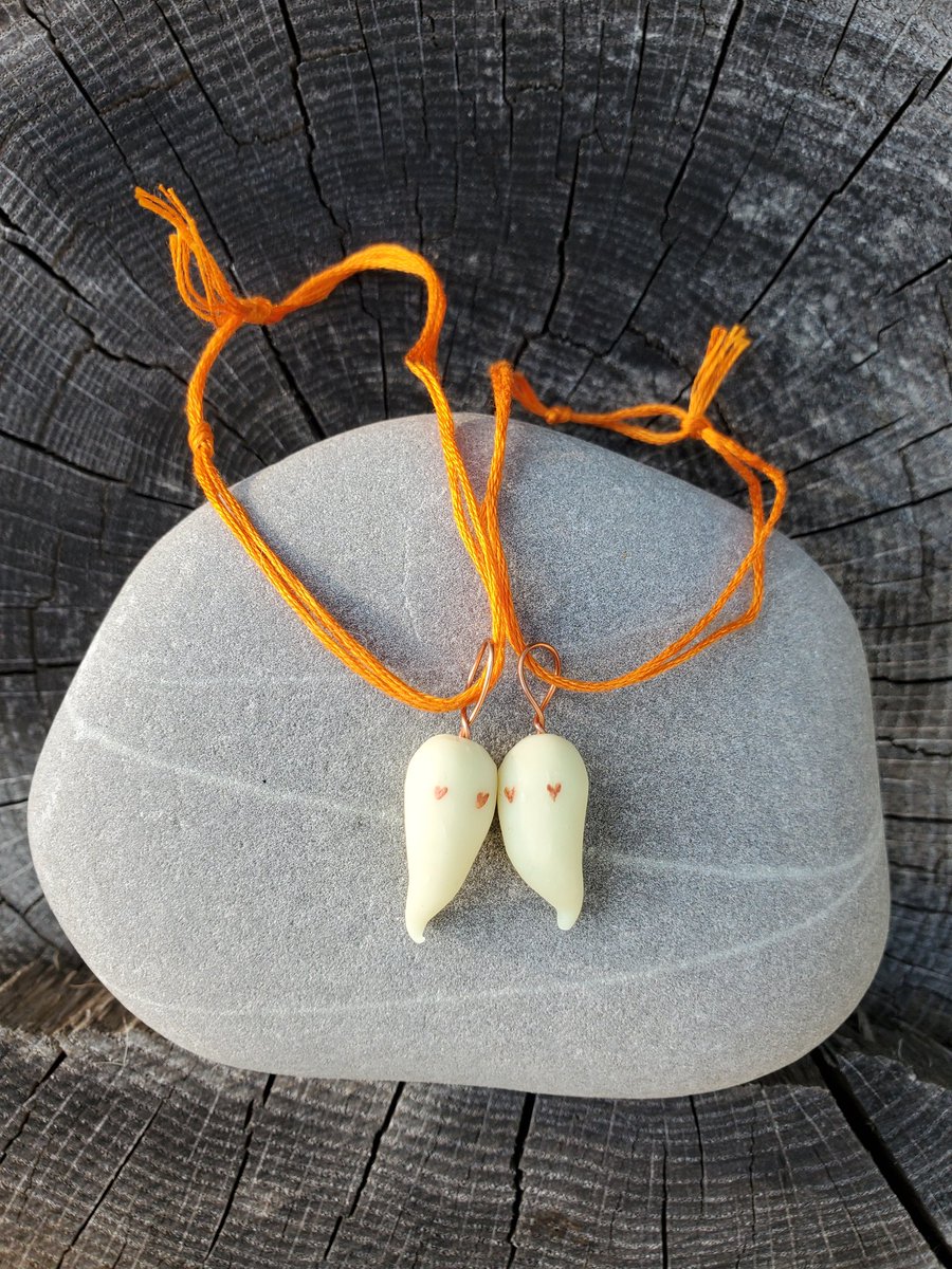 witchofthewood1's tweet photo. #AuGhost #AuGhost2022 Day 30: Love. Matching charm bracelets that glow in the dark so the wearers can find their way back to each other 🖤🧡 @TheRealAuGHOST https://t.co/17LQRfzZ2E