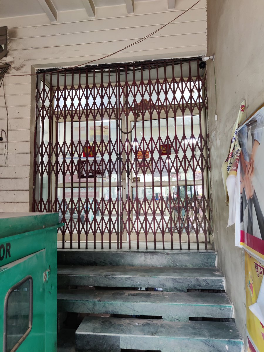 iamharshitB's tweet photo. @pnbindia @RBI @FinMinIndia @mygovindia  this is a PNB branch located in Sunder Nagar, Ludhiana and employees have locked the premises and are not responding from inside at an odd timing of 2.30 pm. This is the attitude of govt banks and their emoloyees ifsc PUNB0445000 https://t.co/YpCLdgHAvD