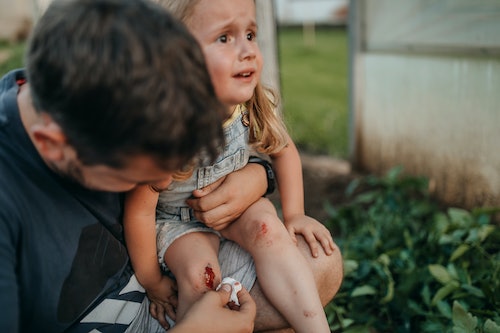 FatherlyHQ's tweet photo. Parents Who Raise Resilient Kids React Like This When They Get Hurt https://t.co/q6lRrmUabi https://t.co/HKbf46BiQe