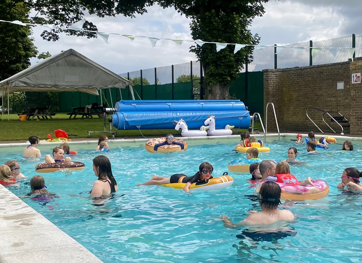 Free or £5 family swims available to You Move registered families, Tues-Fri, 2-5pm, this week &amp; next.
Read all about it 👇 &amp; call 01608-643188 to book or if you need support with You Move registration.
buff.ly/3ozWm1r 
#swimming #familytime #watersafety #chippingnorton